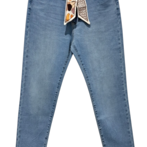 Jeans bleu mom fit avec foulard