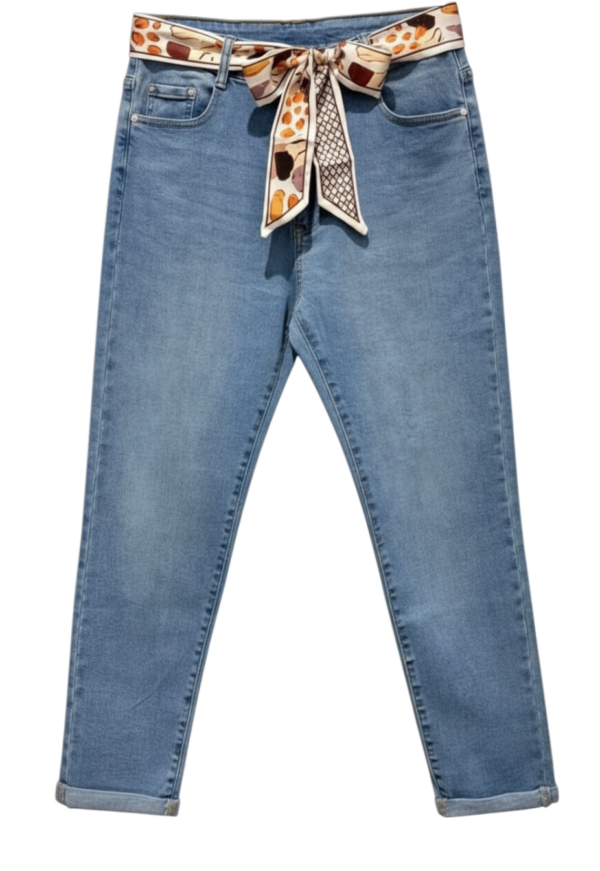 Jeans bleu mom fit avec foulard